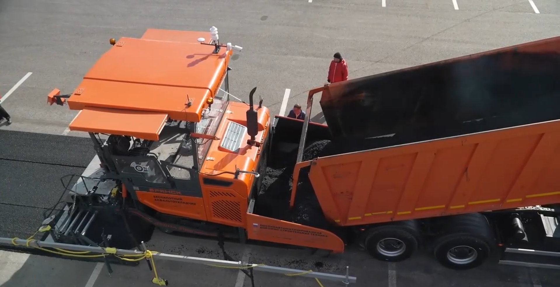 Как асфальтоукладчик укладывает асфальт